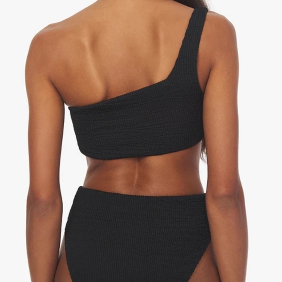 New WeWoreWhat One Shoulder Spongie Seersucker Black Swim Bikini Top Small NWT - Picture 3 of 9